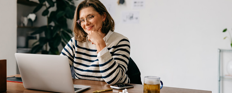 woman looking at a laptop screen
