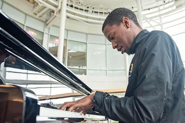 Errick Thomas plays the piano for patients in the Frankel Cardiovascular Center